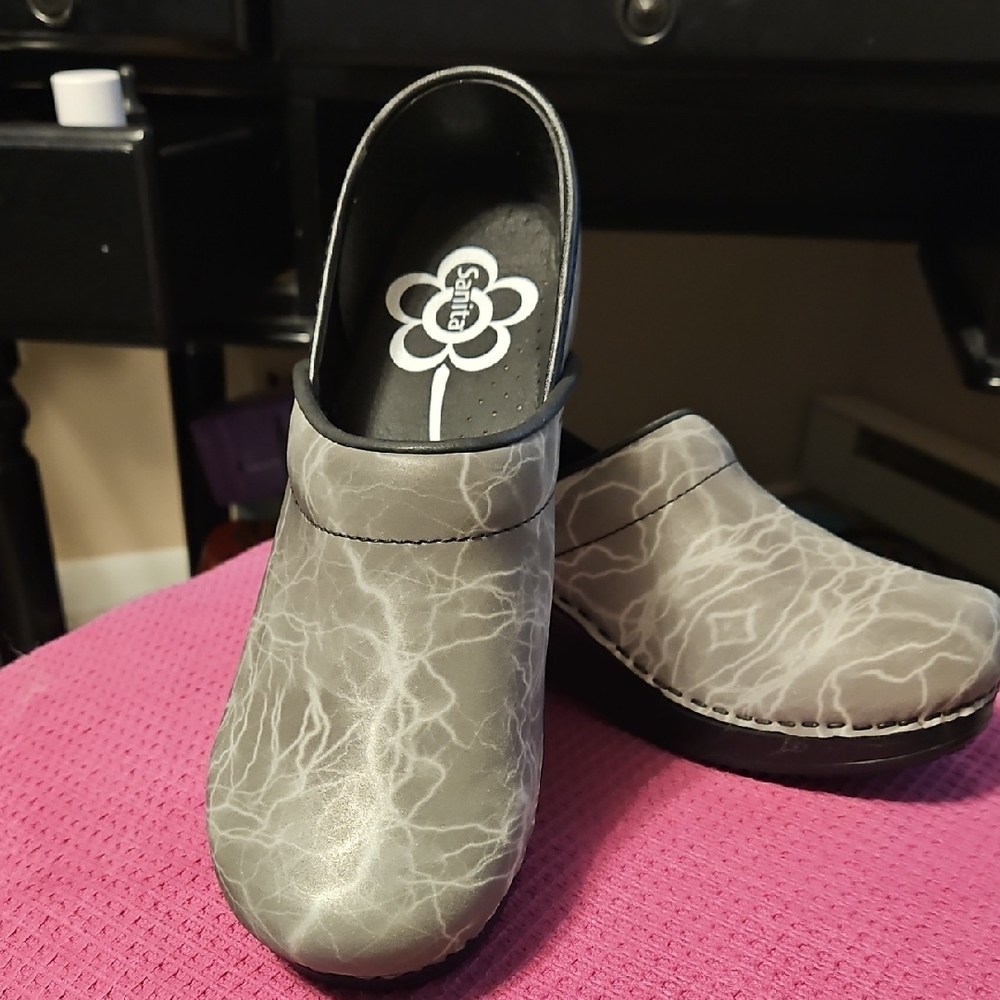 womens similar to dansko..sanita lightning bolt nursing clog size 38/7.5